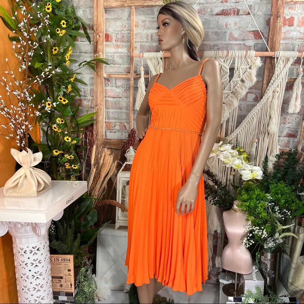 Karen Millen Orange chain pleated dress - Picture 4 of 16